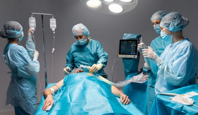 Tim dokter melakukan prosedur operasi varikokel di ruang bedah dengan peralatan medis lengkap