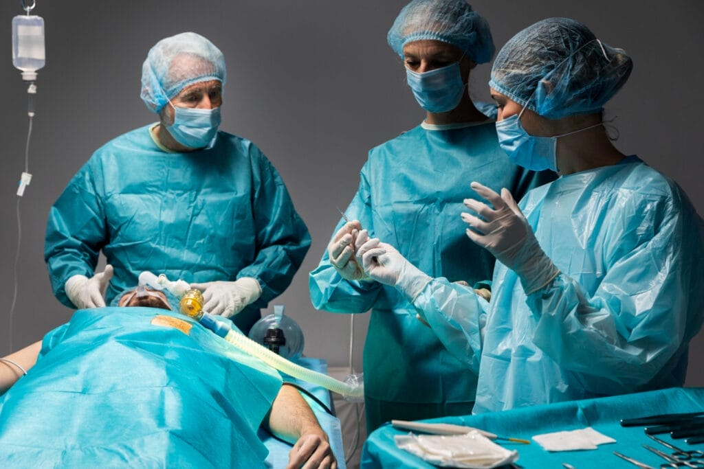 Tim dokter bedah sedang mempersiapkan pasien untuk menjalani operasi pengangkatan ginjal (nefrektomi) di ruang operasi