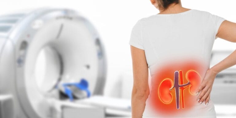 Seorang wanita berdiri di dekat mesin mri dengan tangan di punggung bawahnya; grafik ginjal dihamparkan, menyorot area ginjal dengan warna merah—mengilustrasikan penyakit urologi yang umum terjadi pada wanita.