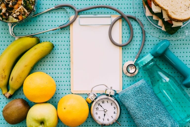 Ilustrasi pola hidup sehat untuk mencegah kanker prostat, menampilkan buah-buahan, makanan sehat, alat olahraga, botol minum, jam, dan stetoskop.