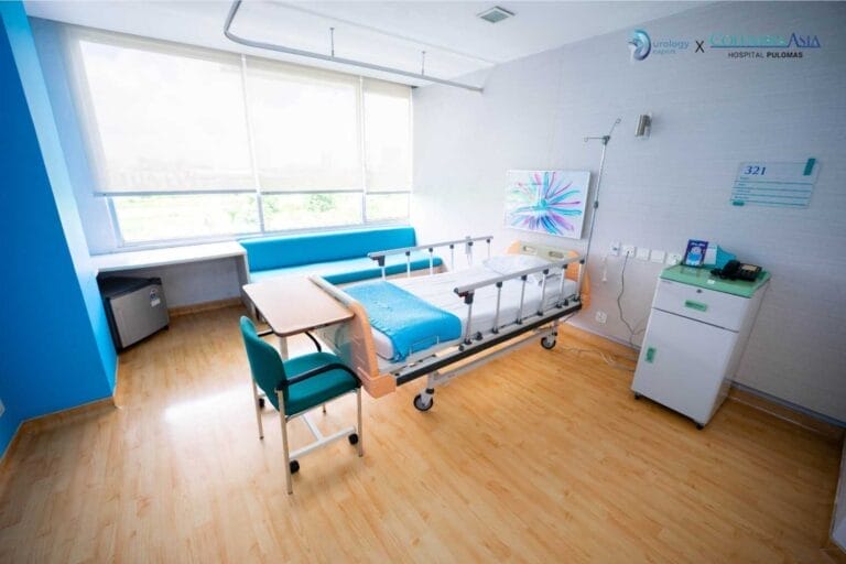 Ruang rawat inap rumah sakit modern dengan tempat tidur pasien dan fasilitas medis untuk pemulihan