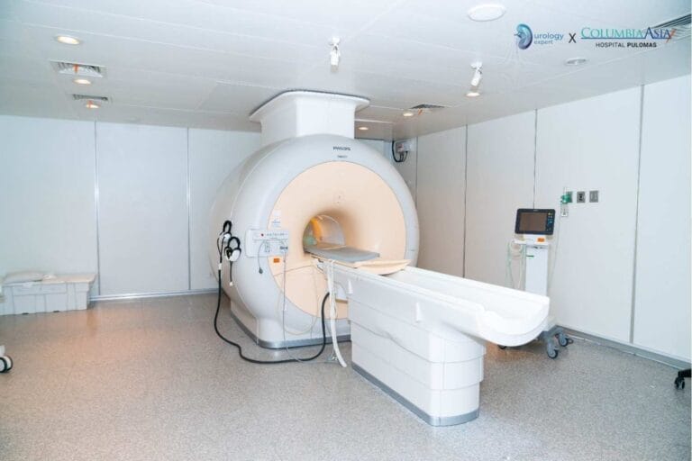 Mesin MRI Scanner di ruang radiologi rumah sakit untuk pemeriksaan urologi seperti ginjal dan saluran kemih